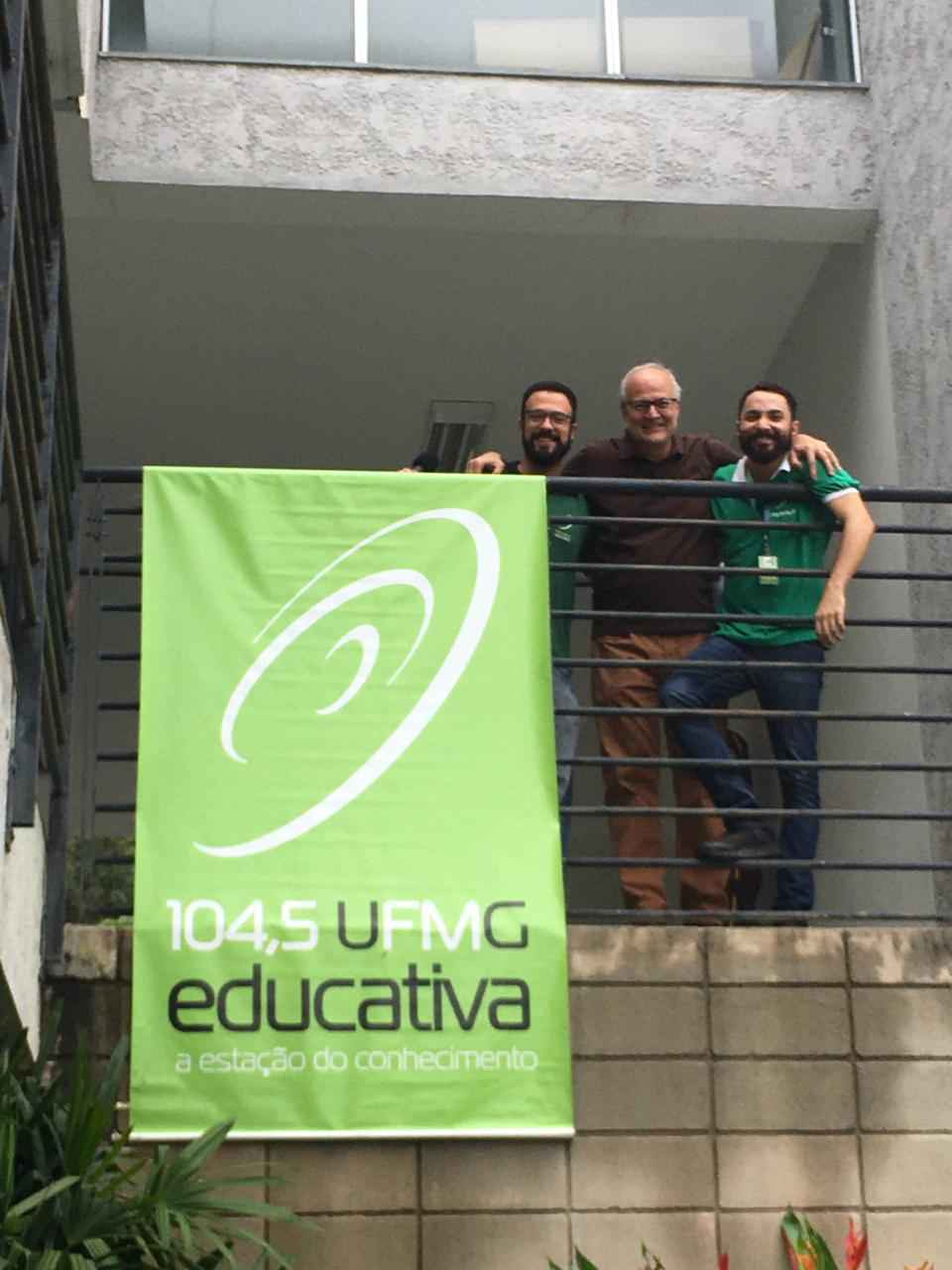 O apresentador do Expresso 104,5, Filipe Sartoreto, o Pró-Reitor Tarcísio Mauro Vago e o operador de áudio, Breno Rodrigues, na transmissão da UFMG Educativa no CAD II