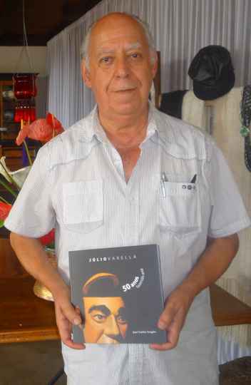 Júlio Varella com o livro '50 anos fazendo arte'