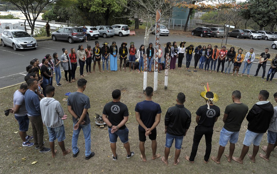 Estudantes se reuniram em torno do marco indígena instalado no estacionamento principal da FaE