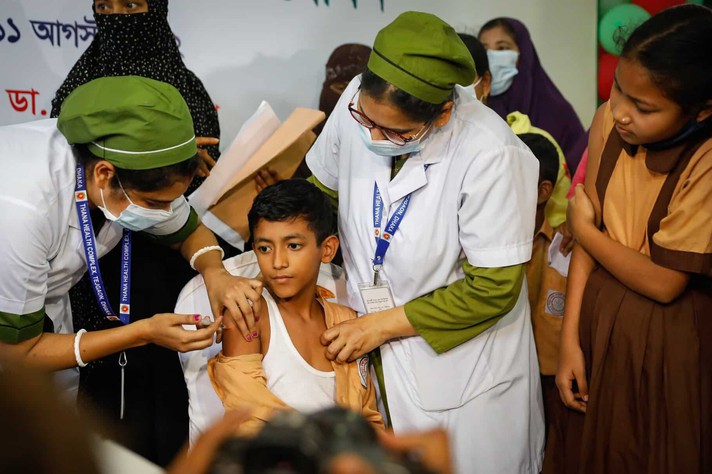 Criança é vacinada em Bangladesh: