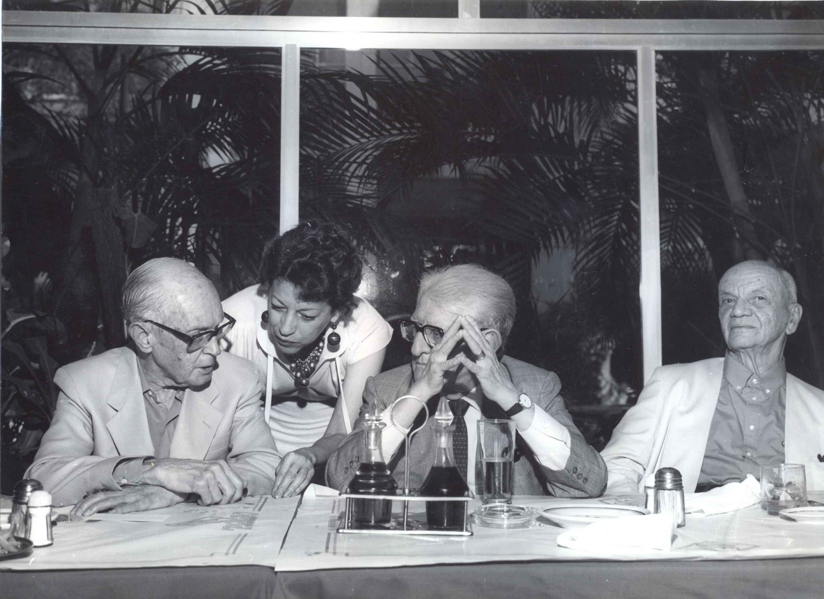 Maria José de Queiroz com Carlos Drummond de Andrade, Afonso Arinos e Plínio Doyle