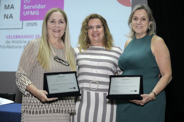 Foto: Jebs Lima | UFMG As pró-reitoras Leonor Gonçalves (adjunta) e Márcia Machado receberam a placa das mãos da reitora Sandra Goulart