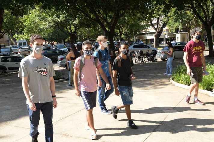 Uso de máscaras segue obrigatório nos espaços físicos da UFMG