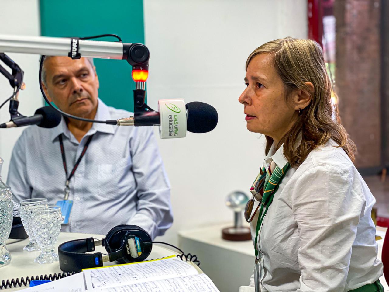 Afonso de Liguori e Eliane Gonçalves de Melo, diretor e vice-diretora da Escola de Veterinária, durante entrevista à Rádio UFMG Educativa