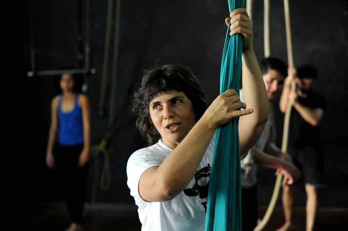 Professora Maria Clara Lemos em atividade prática no Teatro Universitário