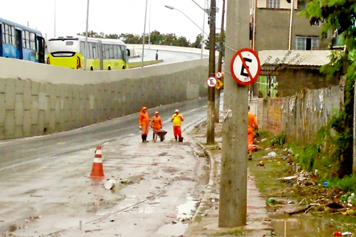 Funcionários da PBH limpam região da Vilarinho após chuva