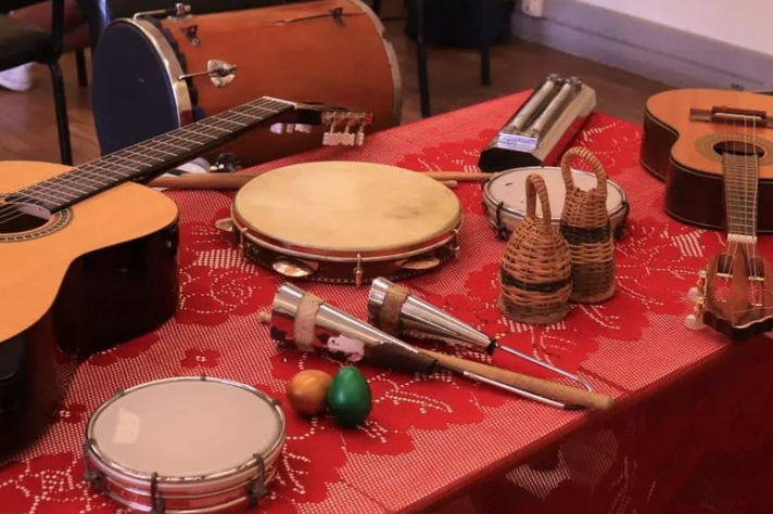 Instrumentos usados em oficina ministrada pelo Coletivo Sambistas Mestre Conga no Conservatório UFMG. O encerramento do Festival de Inverno contará com Roda de Samba do Coletivo na próxima quinta-feira, 27, no Conservatório, às 19h.