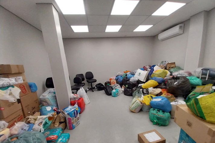 Ambiente no Hospital das Clínicas com donativos para as vítimas das chuvas no Rio Grande do Sul