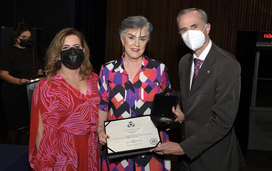 Viúva de Ênio Cardillo, Elza Vieira recebe a Medalha Reitor Mendes Pimentel em memória
