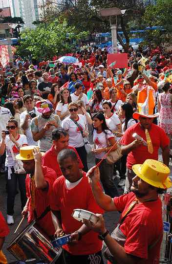 Desfile reúne milhares de defesores da causa antimanicomial em Belo Horizonte