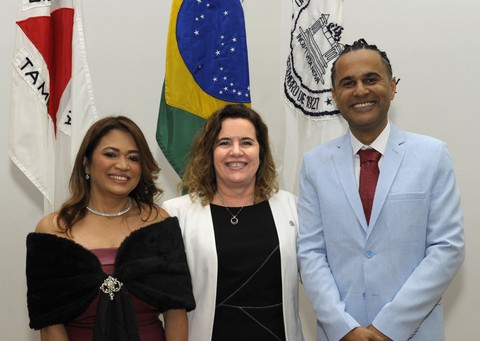 A diretora da Biblioteca Universitária, Izabel Araújo, a reitora Sandra Goulart Almeida e o vice-diretor Wellington Marçal de Carvalho.