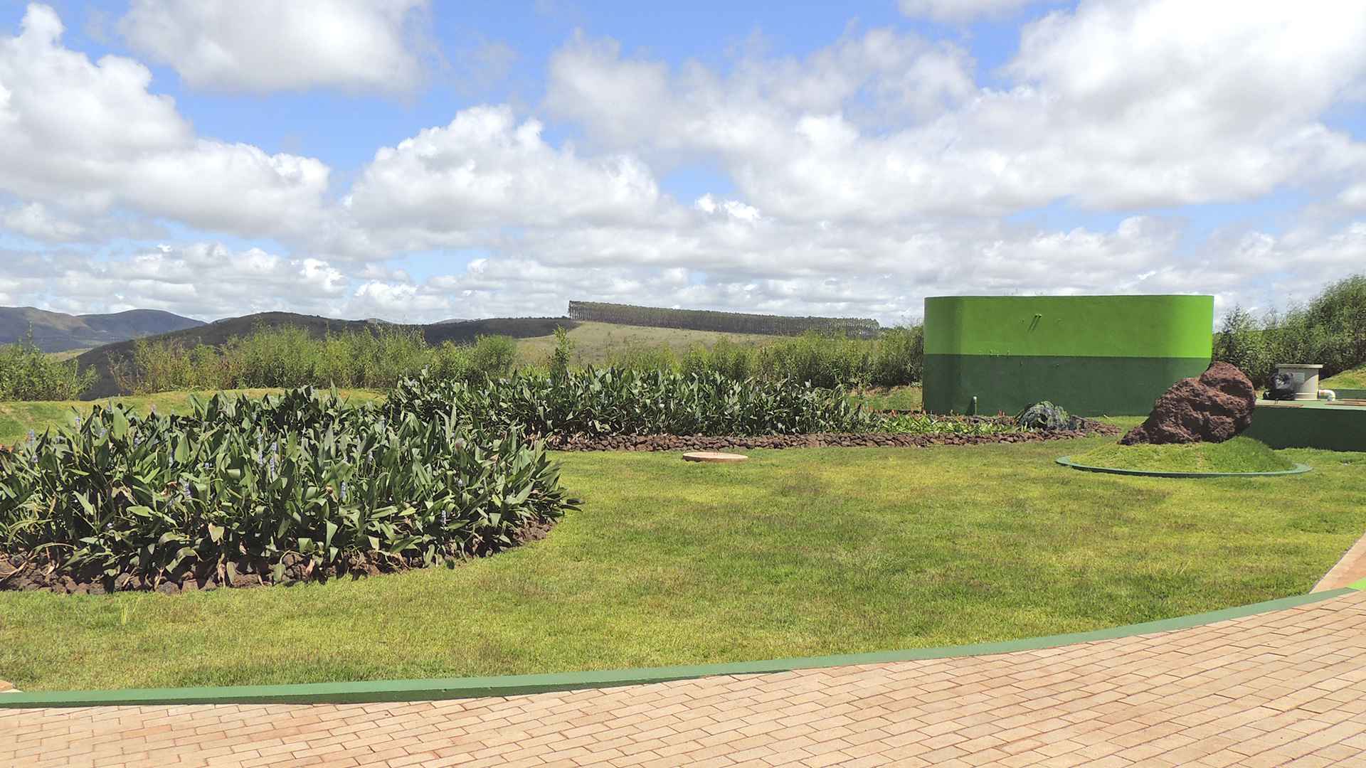 Estação de tratamento de efluente, com paisagismo, desenvolvida pela equipe da Wetlands