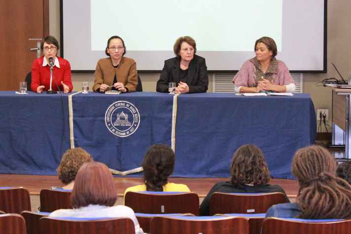 Na abertura do evento, Denise Trombert (primeira à esquerda), Benigna Oliveira, Adelina Reis e Silvania Nascimento