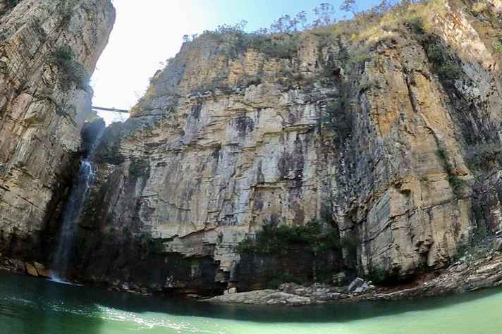 À direita da foto, observa-se o bloco de rocha que se desprendeu no Lago de Furnas, no interior de Minas
