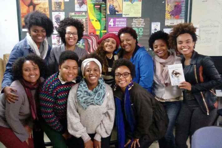 Integrantes do projeto de ação afirmativa que divulga a literatura feminina e negra