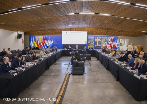 Representantes das associações que compõem o Enlaces em conferência na UNSL: apoio às universidades argentinas