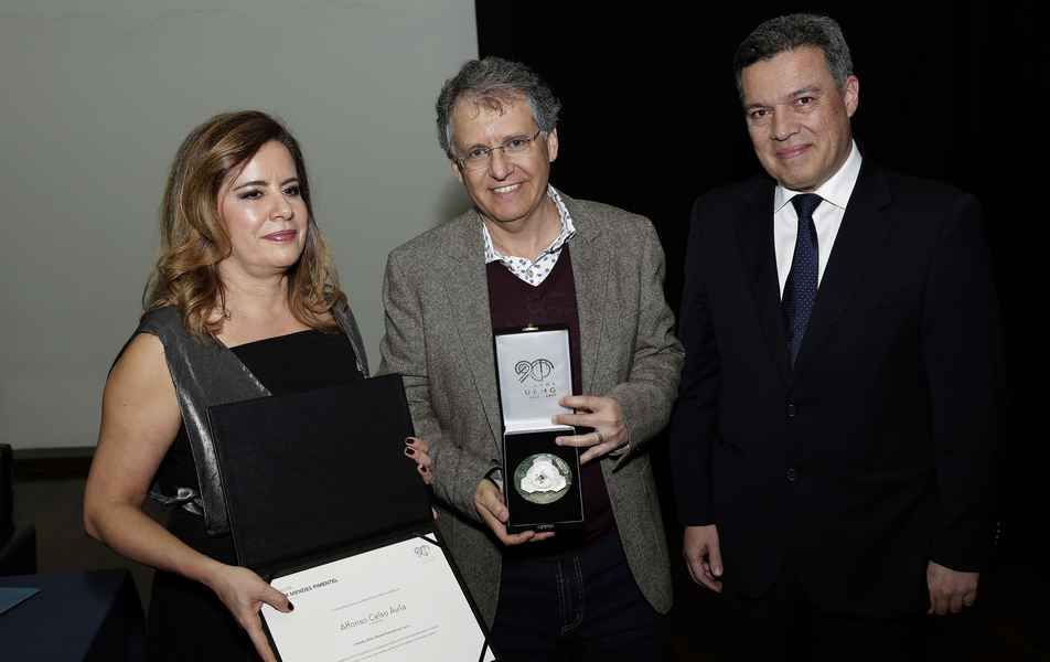 O jornalista e poeta Carlos Ávila, filho do escritor Affonso Ávila, recebeu a Medalha Reitor Mendes Pimentel em nome da família