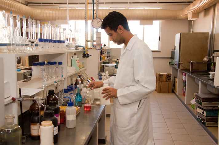 Laboratório da Engenharia Química: concurso vai selecionar para setores administrativos e de pesquisa