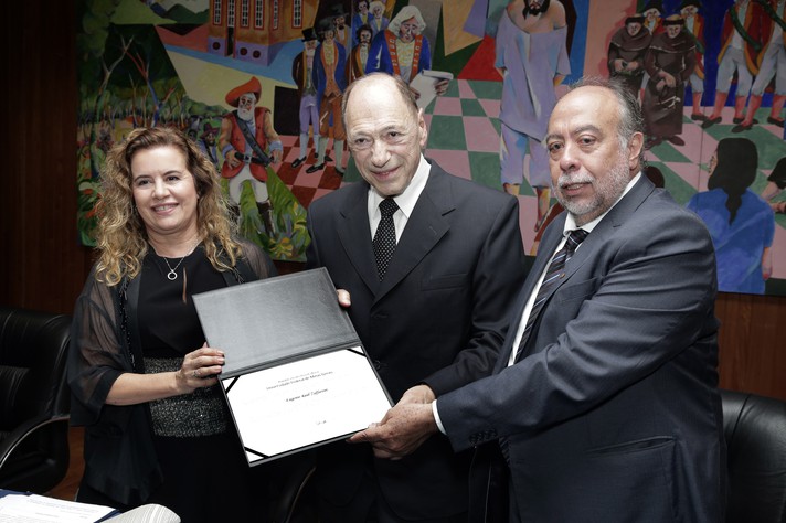 Hermes Guerrero (à direita), com Zaffaroni e a reitora Sandra Goulart