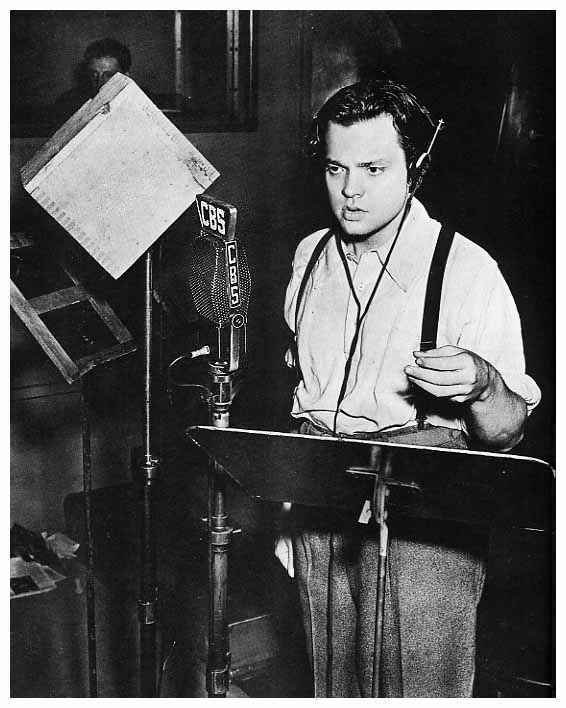 Orson Welles durante uma transmissão de rádio