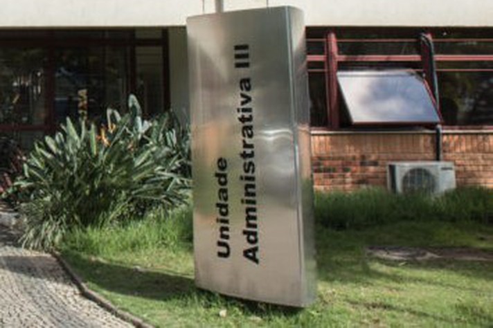 O prédio da Unidade Administrativa III abriga o Departamento de Desenvolvimento de Recursos Humanos (DRH), um dos locais das atividades do estágio
