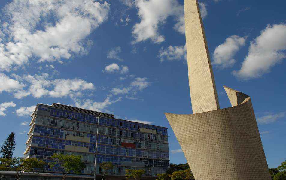 Monumento ao Aleijadinho com o prédio da Reitoria ao fundo: UFMG continuará monitorando a situação