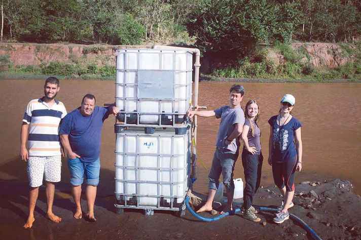 Equipe do projeto às margens do Rio Doce: Rafael Capruni, Sergio Tondato, Rochel Lago, Maria Paula Duarte e Thais Norte