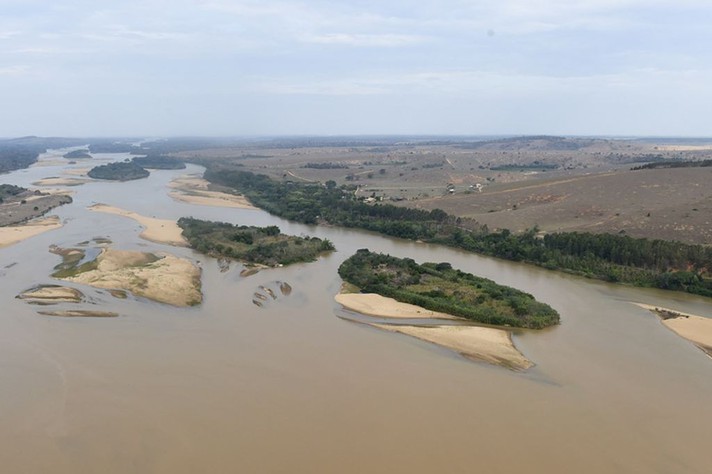 Lama vinda das barragens com rejeitos de mineração seguiu ao longo do leito do rio Doce em direção à sua foz, localizada em Linhares