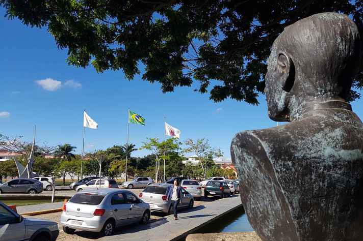 Busto do professor Mendes Pimentel, o primeiro reitor da UFMG, no campus Pampulha: