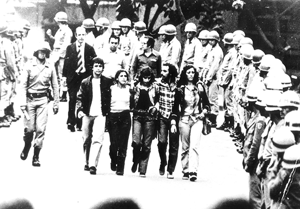 Estudantes deixam o campus Saúde da UFMG após a polícia ter impedido, em junho de 1977, a realização da terceira edição do Encontro da UNE