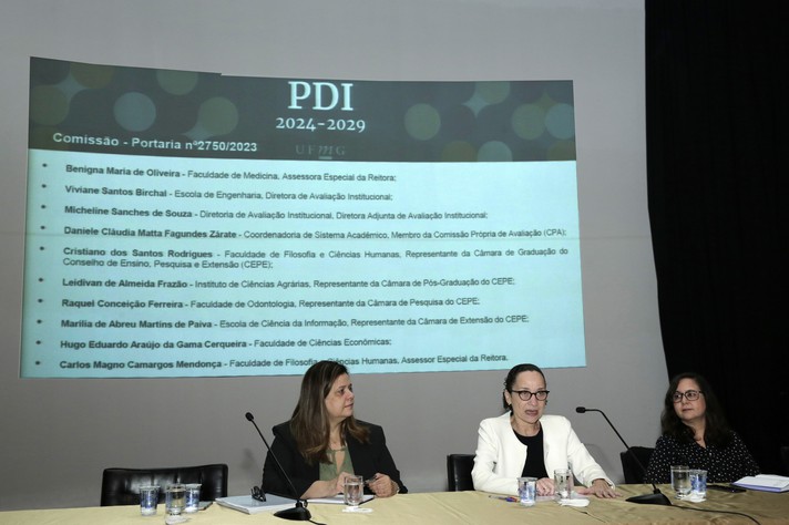 Benigna Oliveira (ao centro), presidente da Comissão, Viviane Birchal e Micheline
