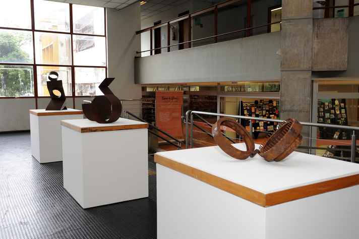 Exposição de esculturas em metal está aberta ao público, de segunda a sexta-feira, na Biblioteca Central