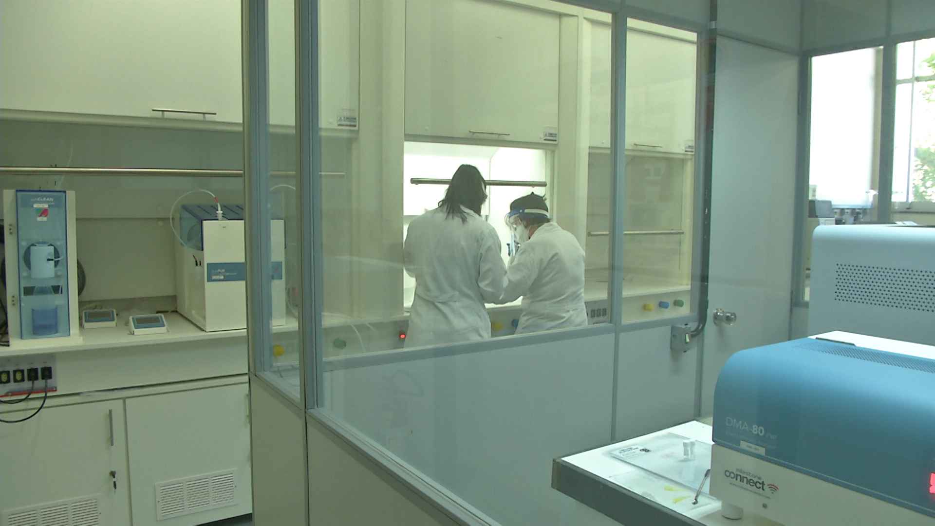 Pesquisadoras no Centro de Referência Ambiental, que faz análises químicas coletadas em Brumadinho