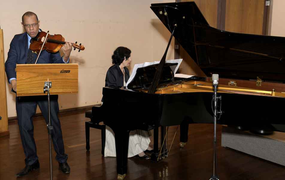 <p>Após posse, vice-diretor Carlos Aleixo apresentou-se à viola, junto à pianista e professora da UEMG Cenira Boaventura Schreiber</p>