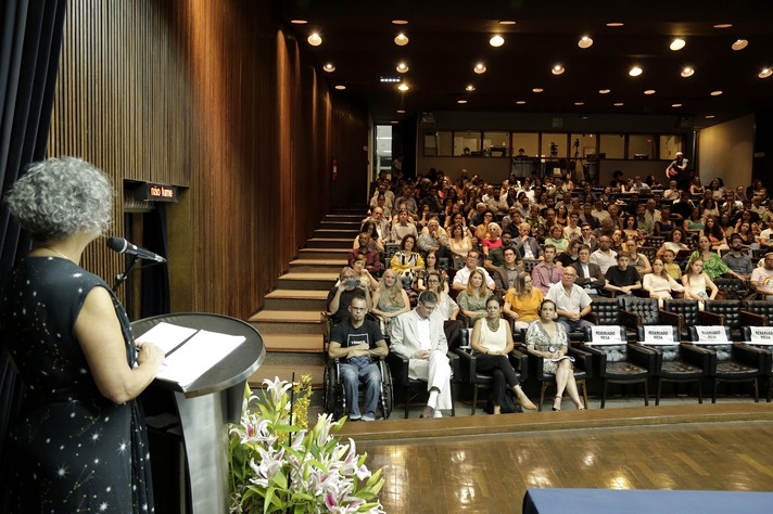 A pró-reitora Isabela Pordeus discursa durante a cerimônia de entrega do Grande Prêmio de Teses