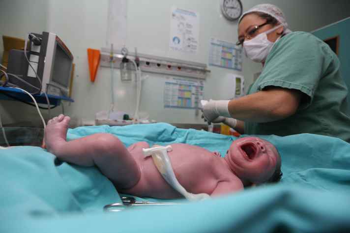 Cuidados com o recém-nascido devem ser baseados em evidências científicas