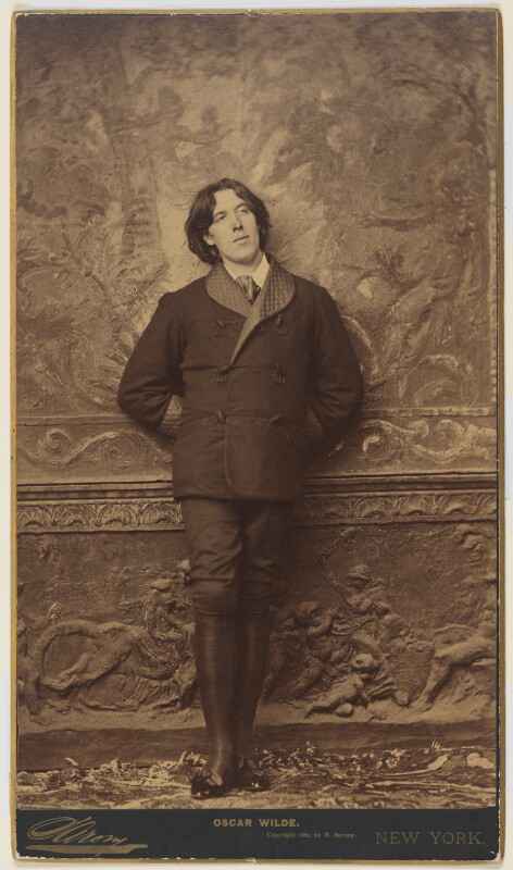 Oscar Wilde em 1892: conforme pesquisa, escritor pediu ao fotógrafo que criasse uma atmosfera dândi para a apresentação de sua imagem