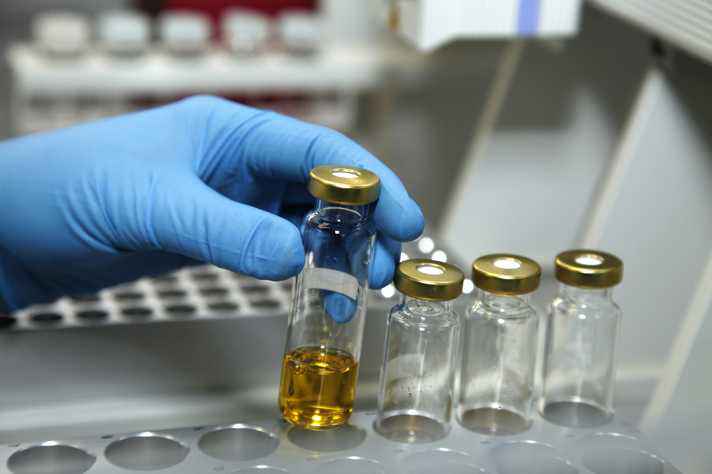 Laboratório de pesquisa na UFMG: cortes afetam atividades científicas no estado