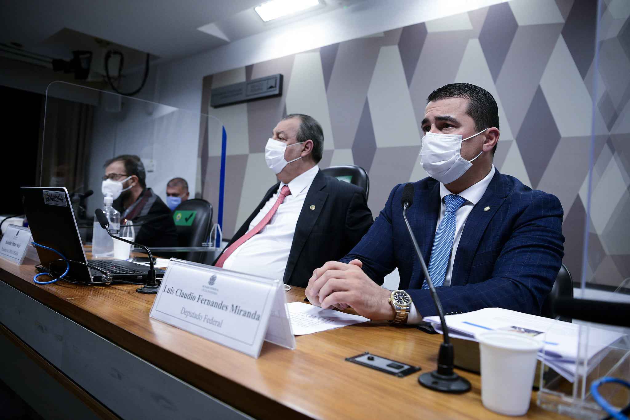 Chefe de importação do Departamento de Logística do Ministério da Saúde, Luis Ricardo Miranda, senador Omar Aziz e deputado Luis Miranda em sessão da CPI da pandemia