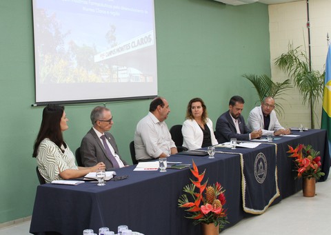 A reitora Sandra Goulart (de blazer branco) presidiu a mesa em encontro em Montes Claros