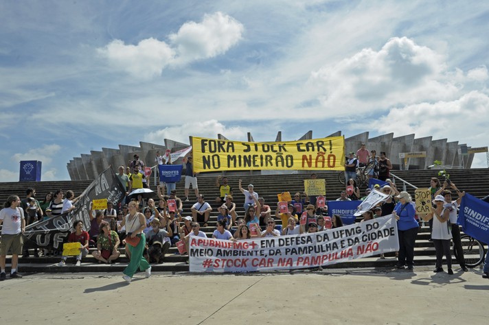 Manifestantes finalizaram o ato contra a Stock Car na esplanada do Mineirão
