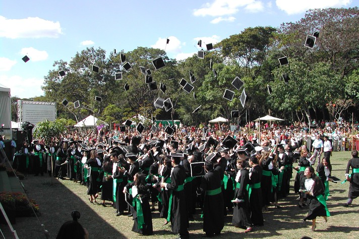 Cerimônia de formatura da Faculdade de Medicina, no campus Pampulha, em 2005