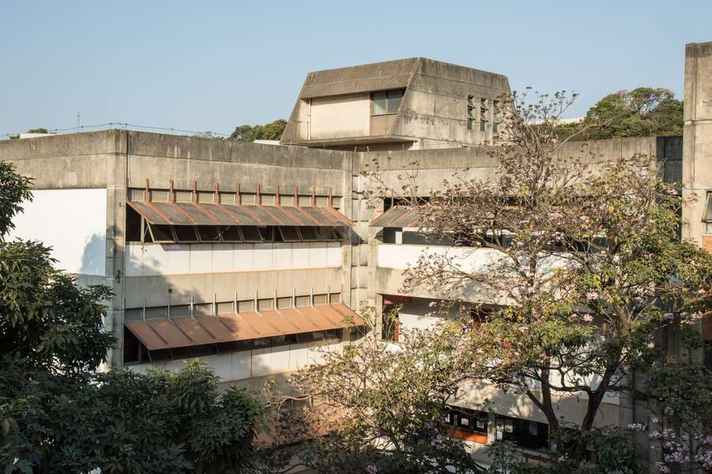 Vista do prédio da Faculdade de Letras, no campus Pampulha