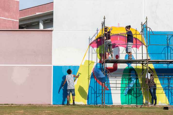Na Faculdade de Ciências Econômicas, artistas pintam mural alusivo à 6ª Semana de Saúde Mental e Inclusão Social, realizada em 2018