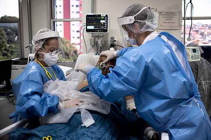 Paciente tratado em UTI em São Paulo: pandemia trouxe consequências sociais