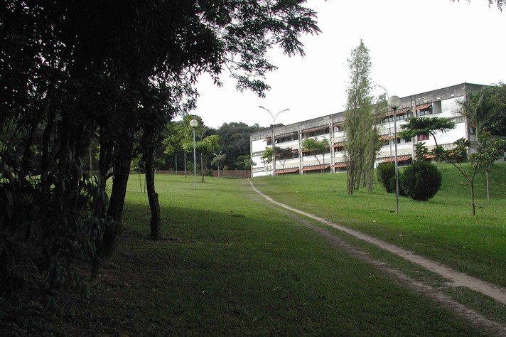 Vista do prédio da Faculdade de Letras, sede dos cursos de idiomas