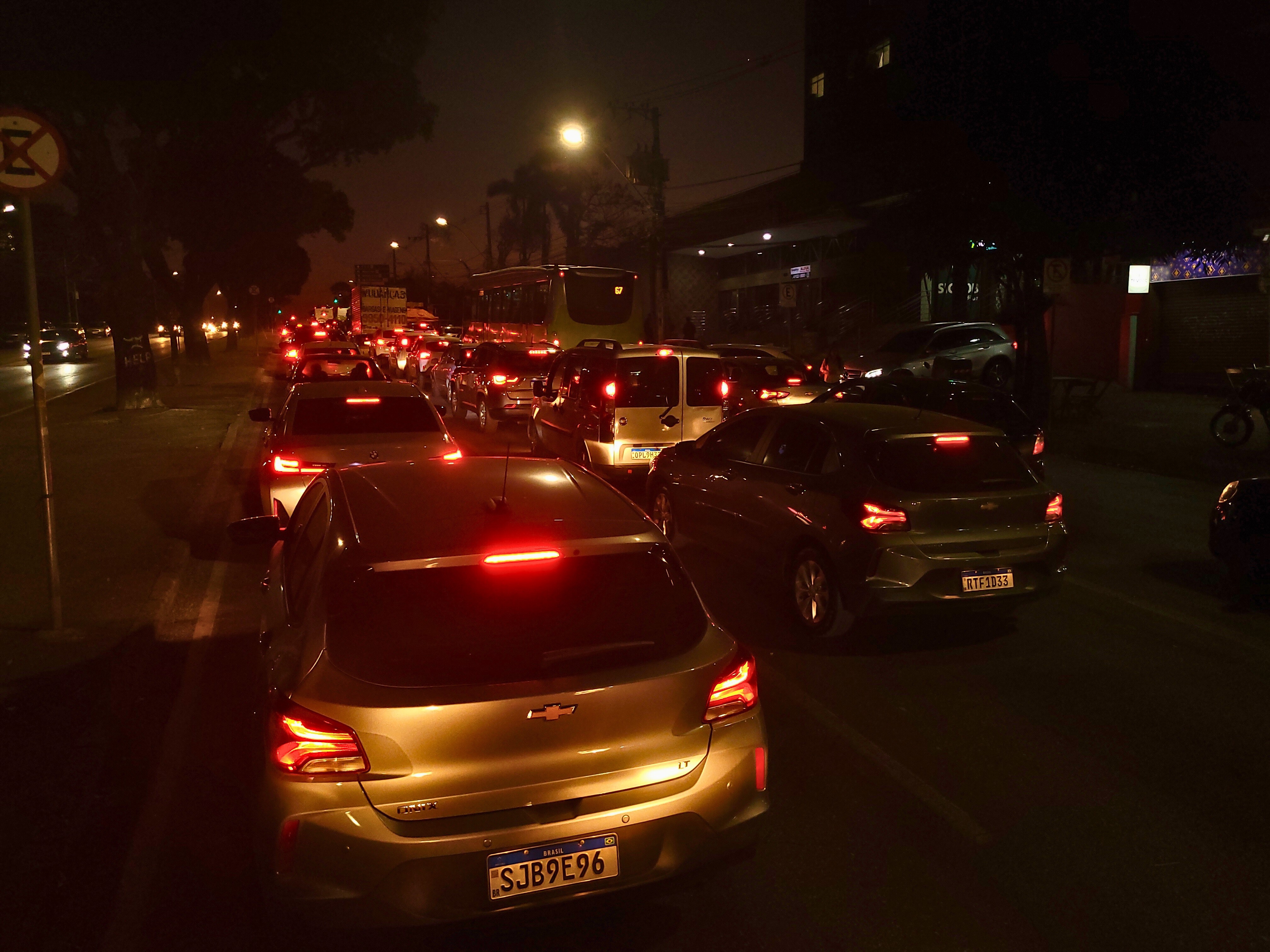 Enquanto isso, no mesmo momento, na avenida Abrahão Caram, do outro lado do Mineirão e da Universidade, trânsito completamente parado, em razão dos desvios e intervenções