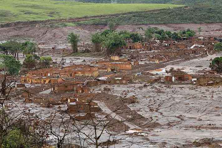 Vista área de Bento Rodrigues, em Mariana, após o rompimento da barragem de Fundão