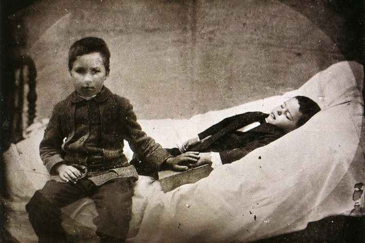 Criança em luto pelo irmão: registro fotográfico da segunda metade do século 19