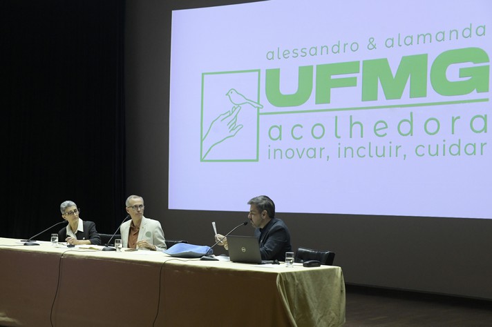 Alamandra Kfouri e Alessandro Fernandes ao lado do presidente da Comissão Eleitoral, Gustavo Cortês